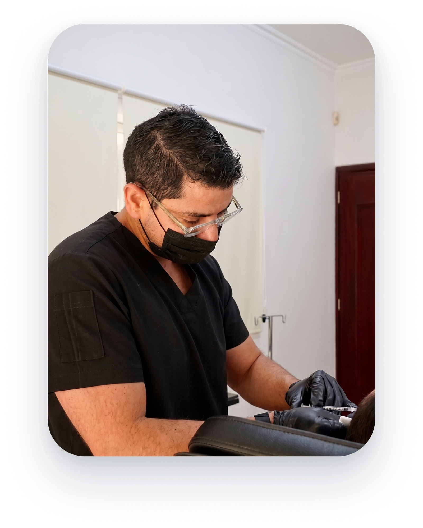 Dr. Ragnar Pazos aplicando un tratamiento estético en Mérida