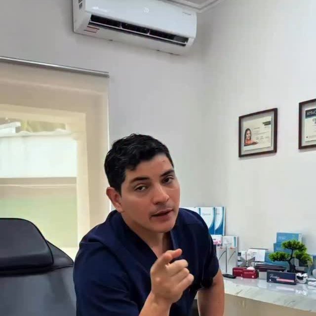 Dr. Ragnar Pazos explicando cuidados después del botox en consulta