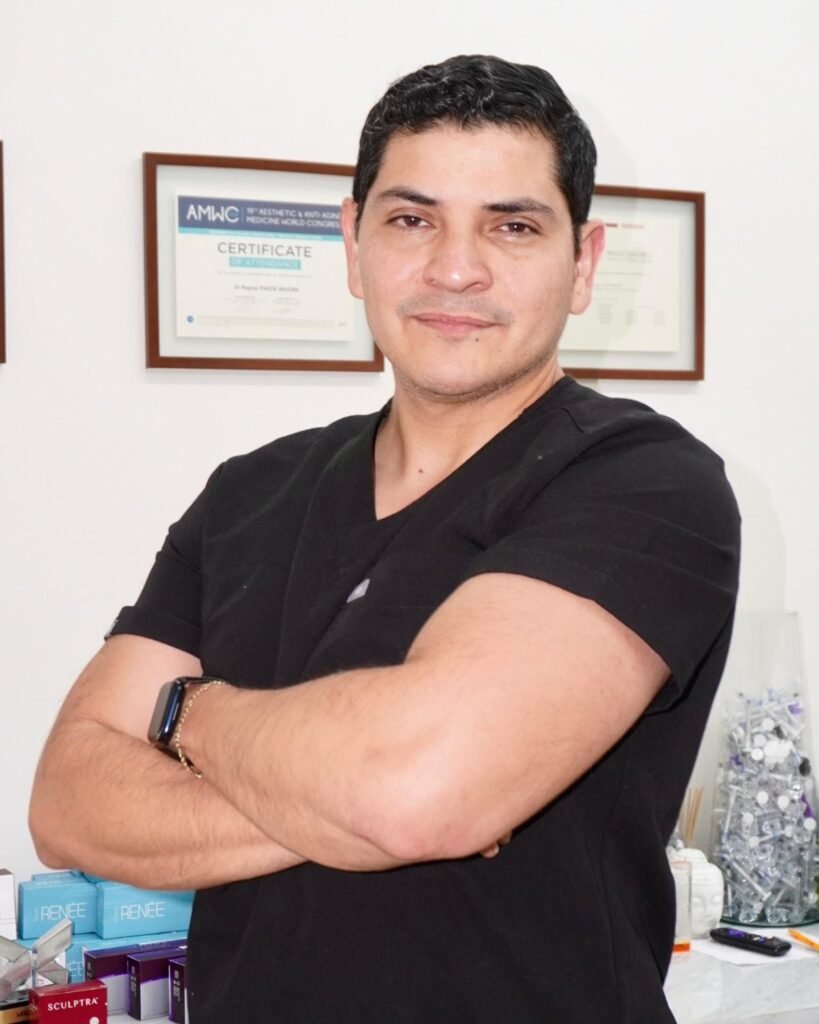Dr. Ragnar Pazos, médico estético en Mérida, en su consultorio